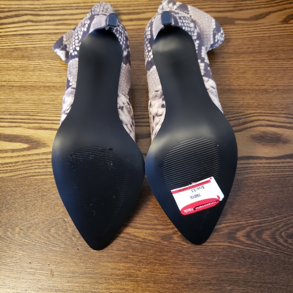 Steve Madden Distract Snake Skin Crystal Stud Trim Ankle Bootie 7.5 - Picture 4 of 5